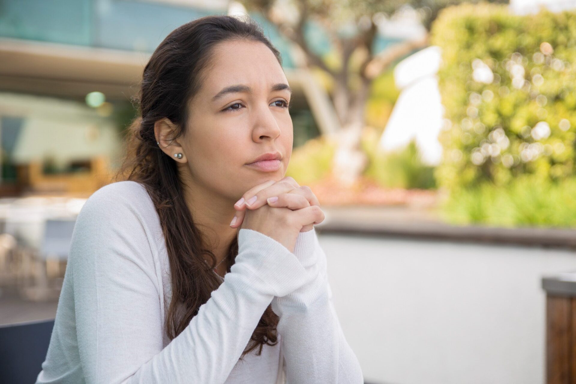 Woman experiencing difficulty focusing while managing her mental health